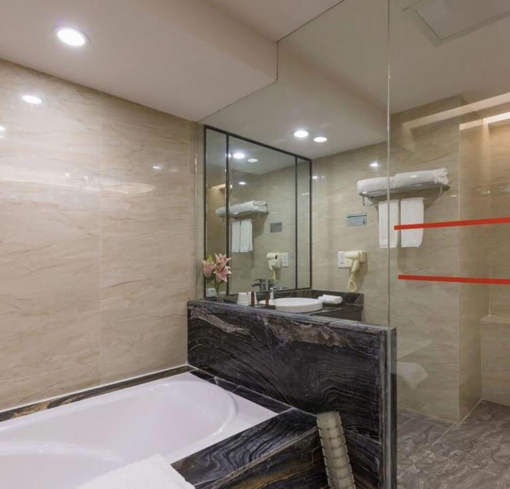 Manhatton Hotel Zhuhai Exteriör bild