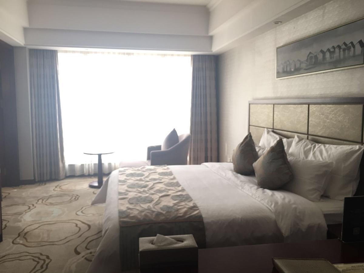Manhatton Hotel Zhuhai Exteriör bild
