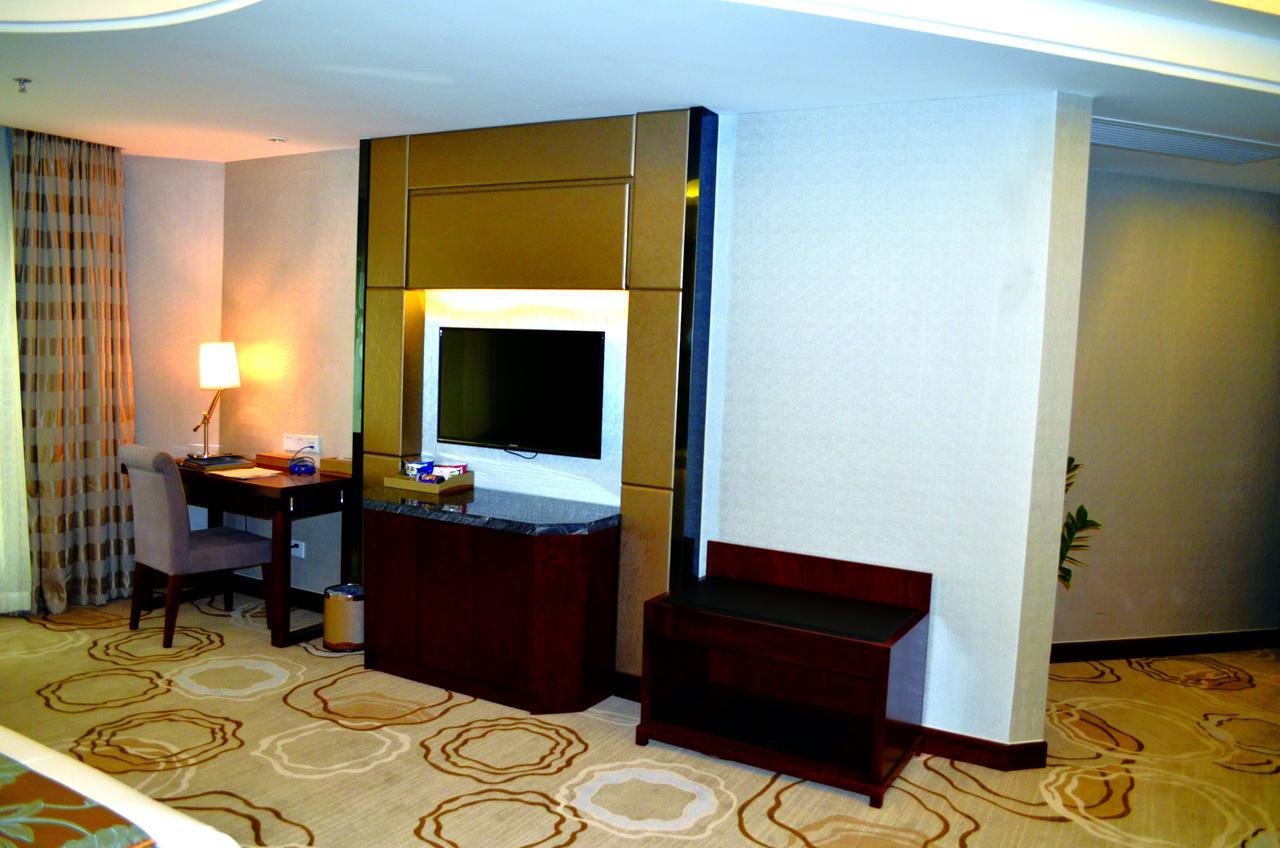 Manhatton Hotel Zhuhai Exteriör bild