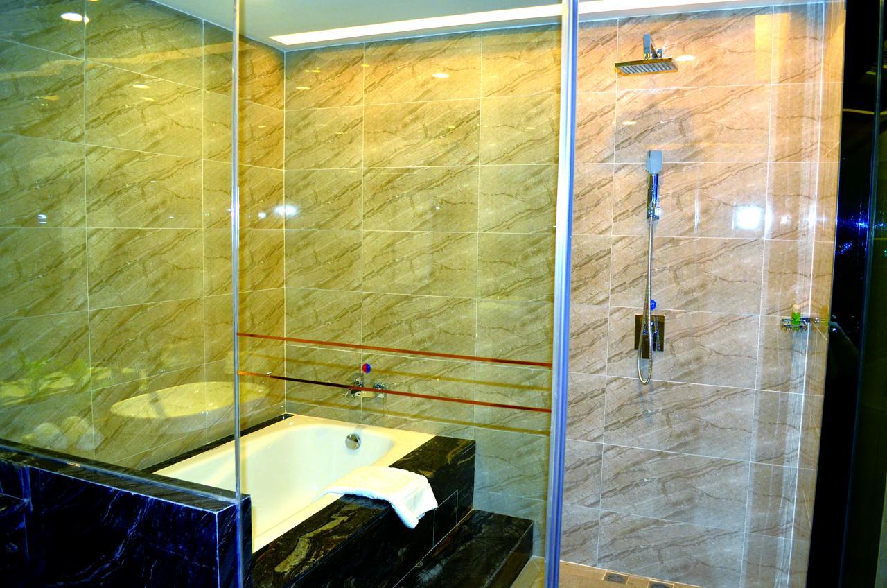 Manhatton Hotel Zhuhai Exteriör bild